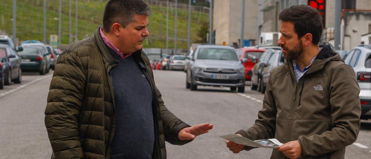 Xurxo Charlin (izquierda), y el alcalde, Samuel Lago, en el polígono de Sete Pías