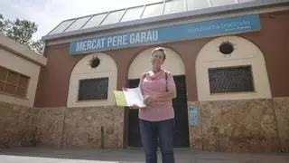 Recogida de firmas contra los baños de pago en el mercado de Pere Garau: "La Policía Local me echó"