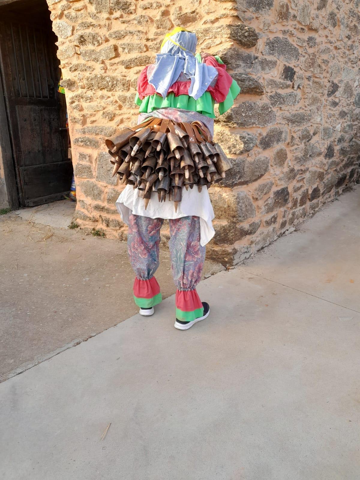 Traje con cencerros en el carnaval de Villanueva de Valrojo.