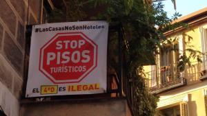 Cartel en una vivienda particular del centro de Madrid contra la presencia de pisos turísticos.