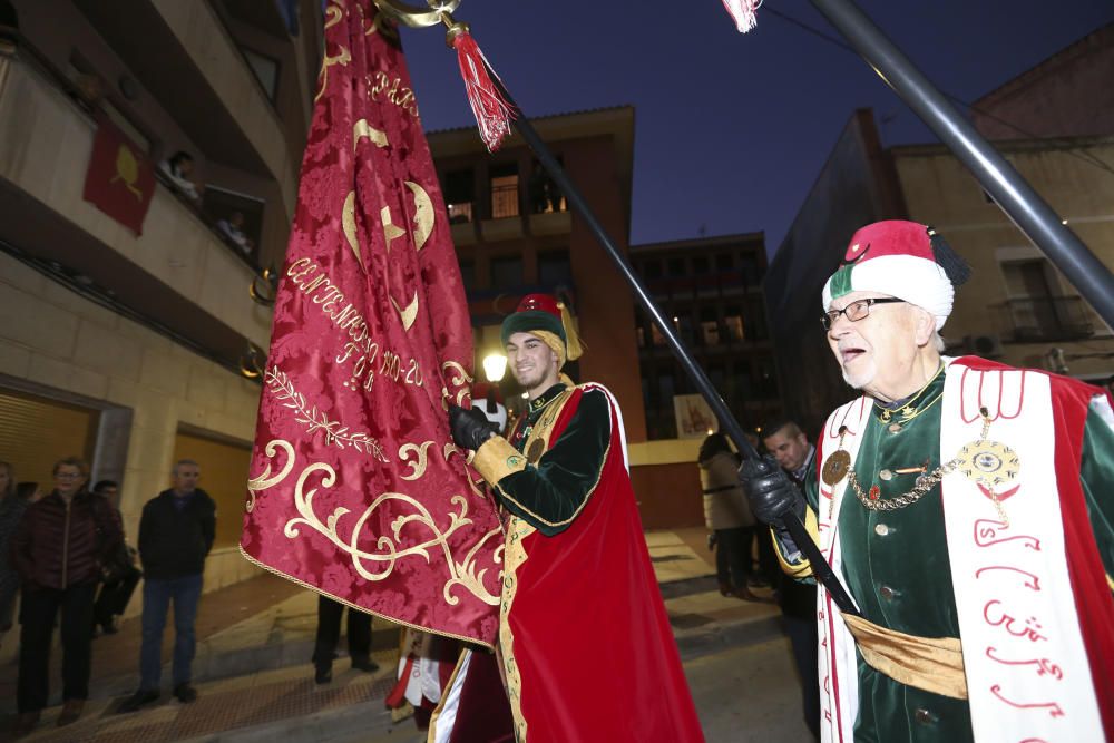 El desfile de La Entrada da la bienvenida a los Moros y Cristianos de Sax