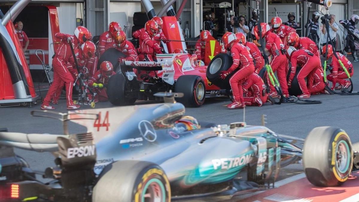 Hamilton pasa por delante de Vettel en un 'pit stop' en Bakú.