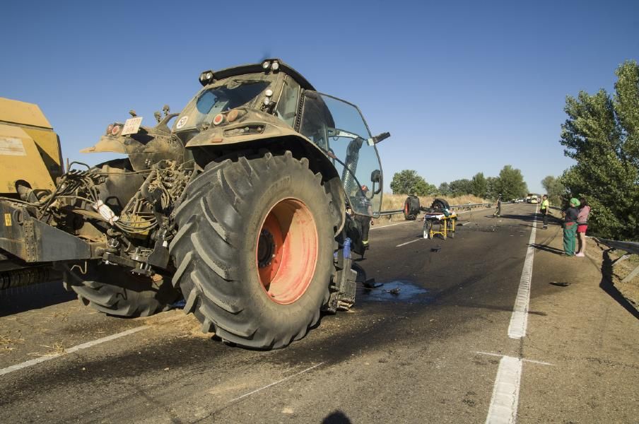 Accidente entre un autobús y un tractor en Fuentes