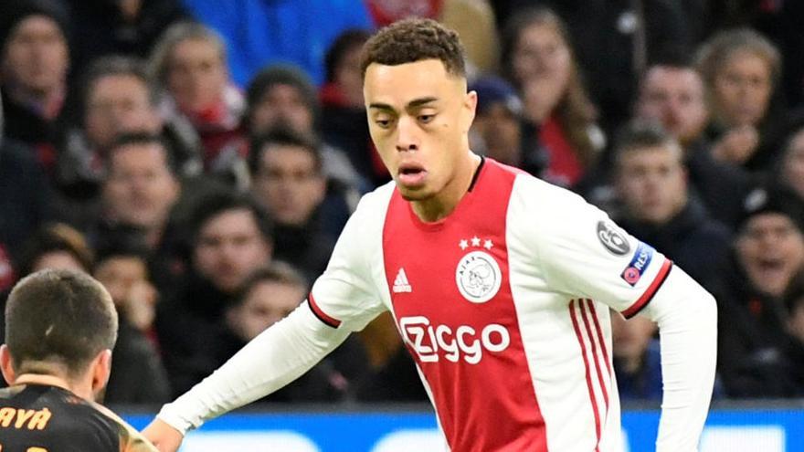 Sergiño Dest, en un Ajax-Valencia.