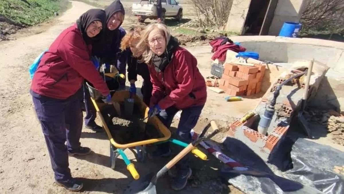 Varias alumnas del programa trabajan en la recuperación del "pilón".
