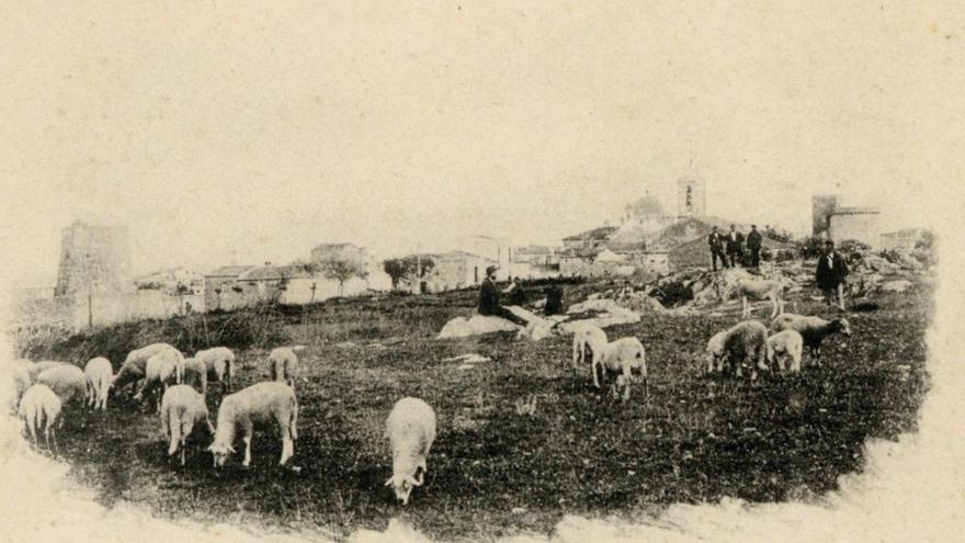 Una antiga postal on s’aprecia el barri del Garrigal de Figueres.