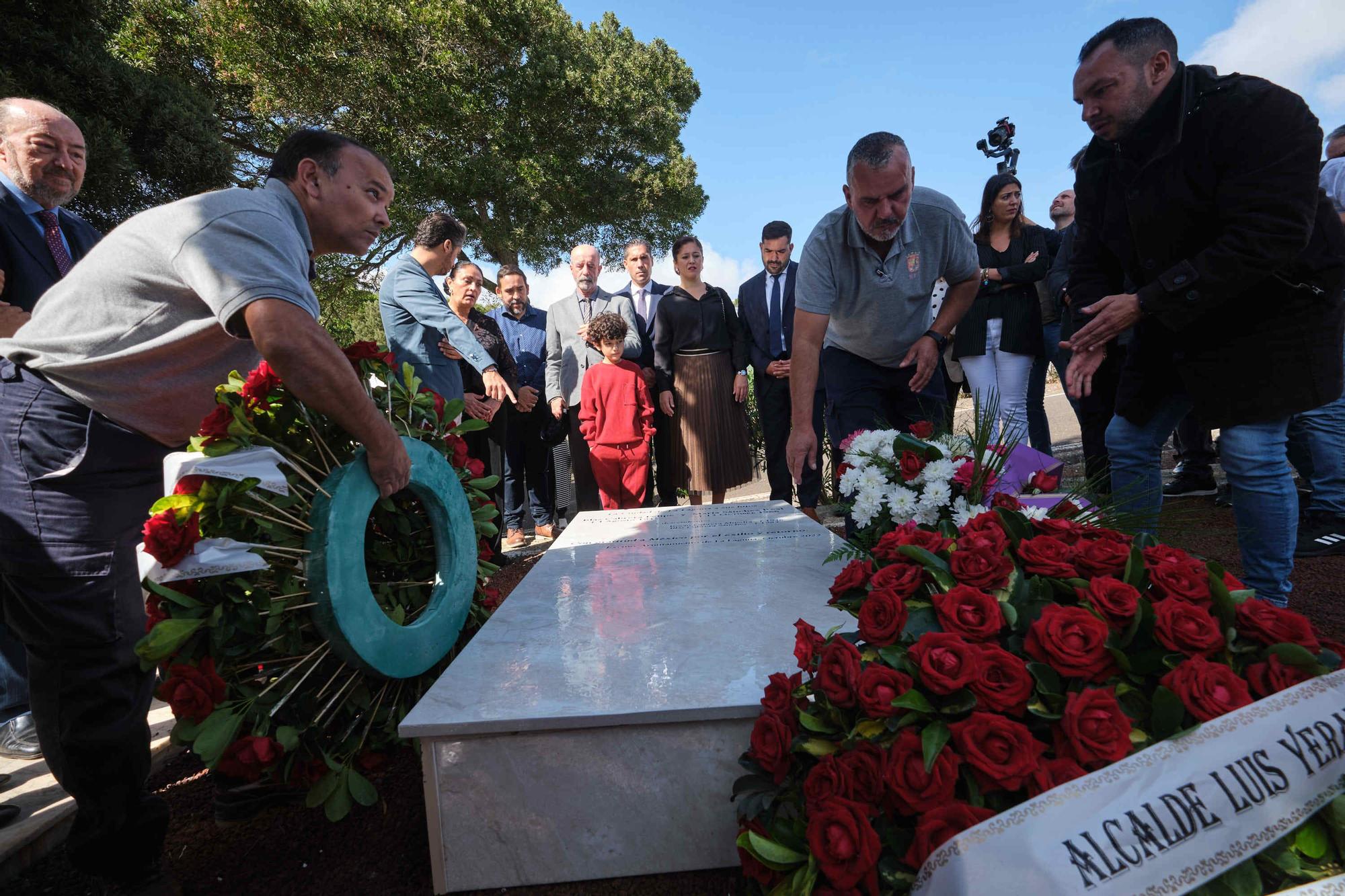 Entierro de los restos recuperados del físico Blas Cabrera Felipe en el cementerio de San Luis, La Laguna