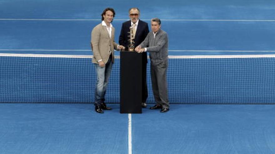 Carlos Moyá posa junto al promotor del Master 1000 de Madrid de tenis, el rumano Ion Tiriac, y el director del torneo, Manolo Santana.