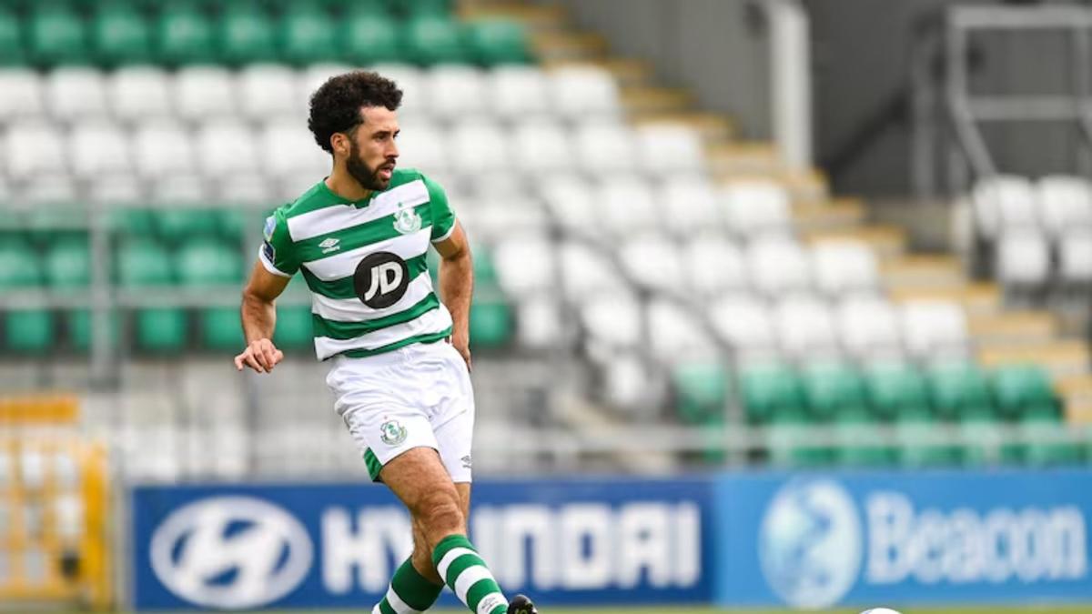 Roberto Lopes, jugando de central en el Shamrock Rovers