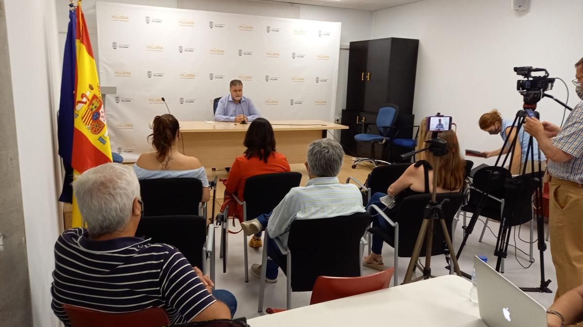 El alcalde de Villena durante la rueda de prensa en la que ha anunciado los cambios en el gobierno local.