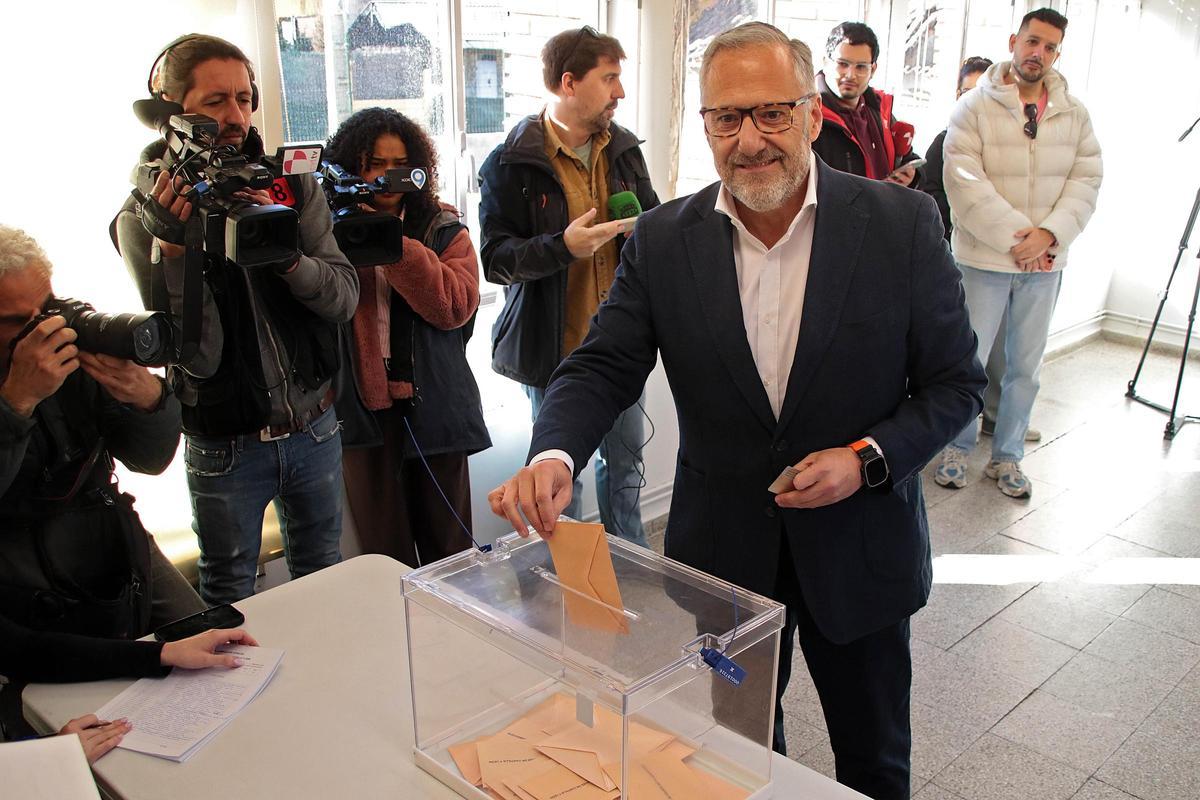 Pollán ejerce su voto.