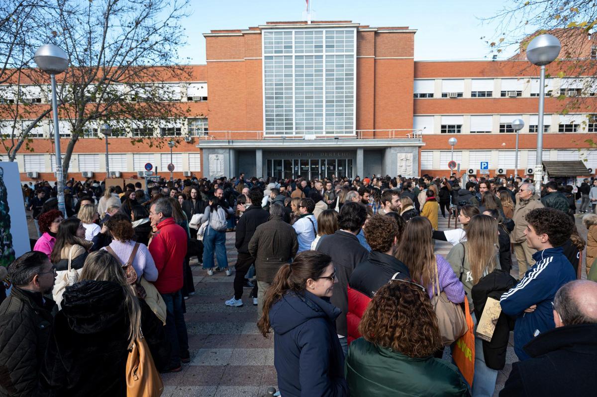 Aspirantes congregados para hacer el examen MIR (archivo)