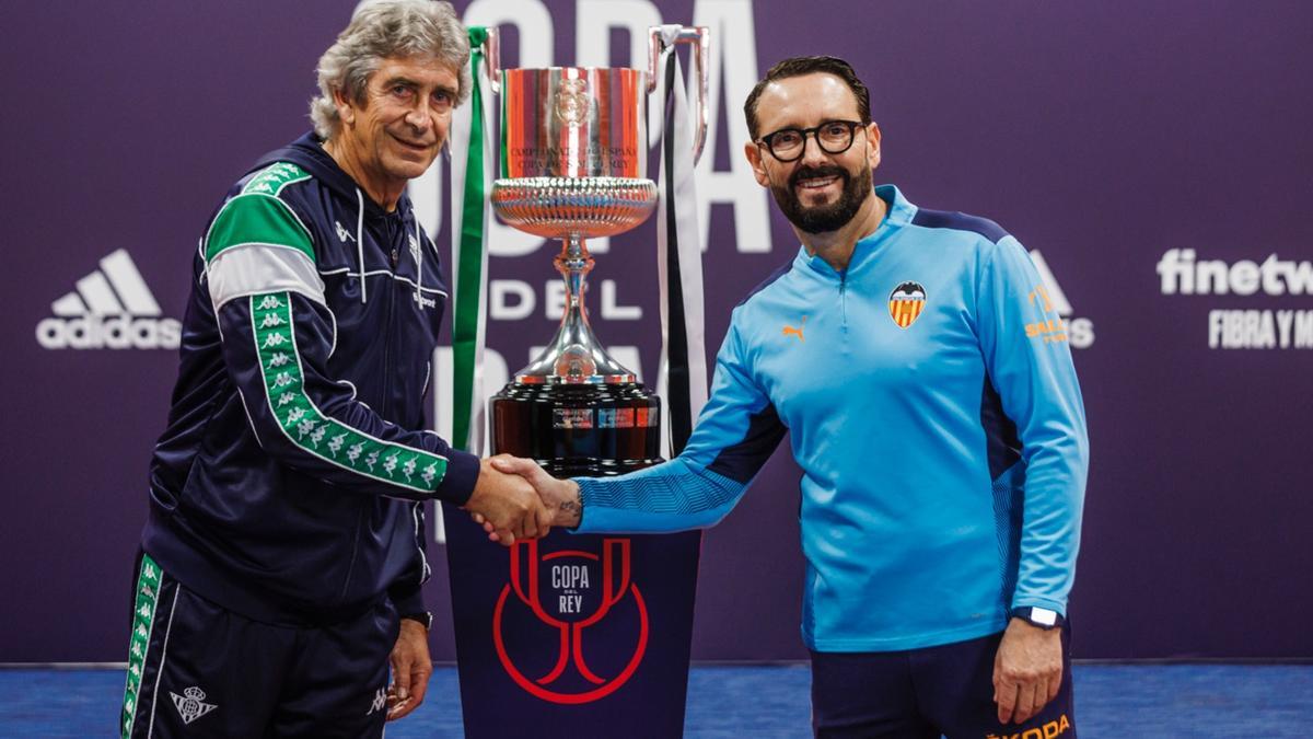 La protocolaria fotografía entre ambos entrenadores junto con el trofeo de campeón de la Copa