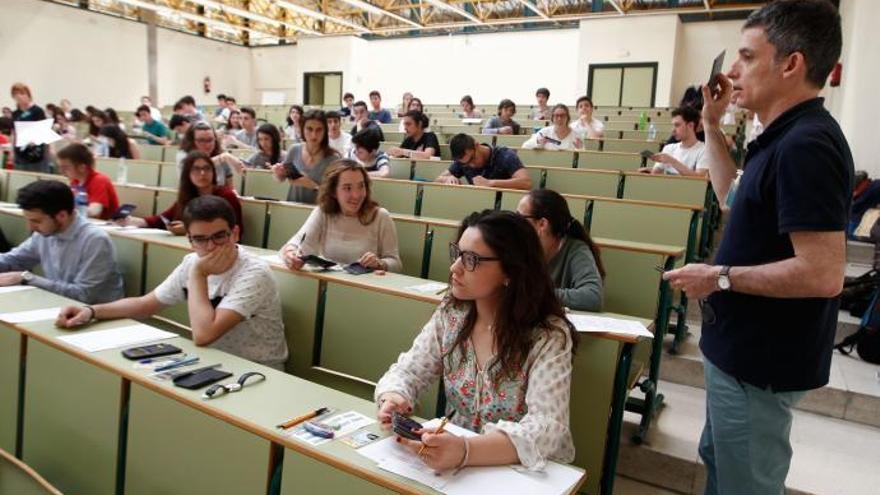 Medicina rebaja su nota de corte en casi dos décimas, pero sigue como grado más exigente de la Universidad de Oviedo