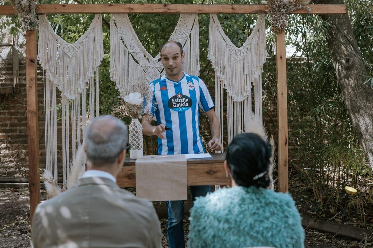 Alberto, en la boda de Buenos Aires, hablando a los novios con la camiseta del Dépor