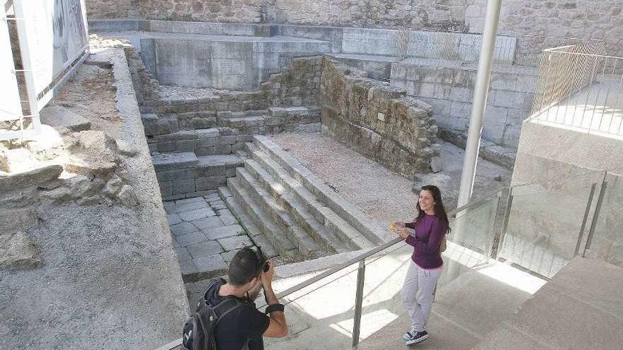 Piscina romana del siglo I, parte de la cual permanece bajo la pared de una casa. // Iñaki Osorio