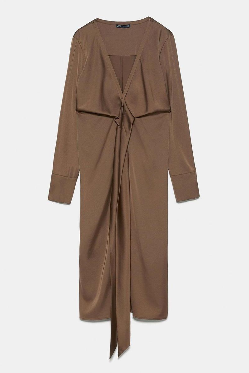 Vestido en marrón de Zara. (Precio rebajado: 12,99 euros)