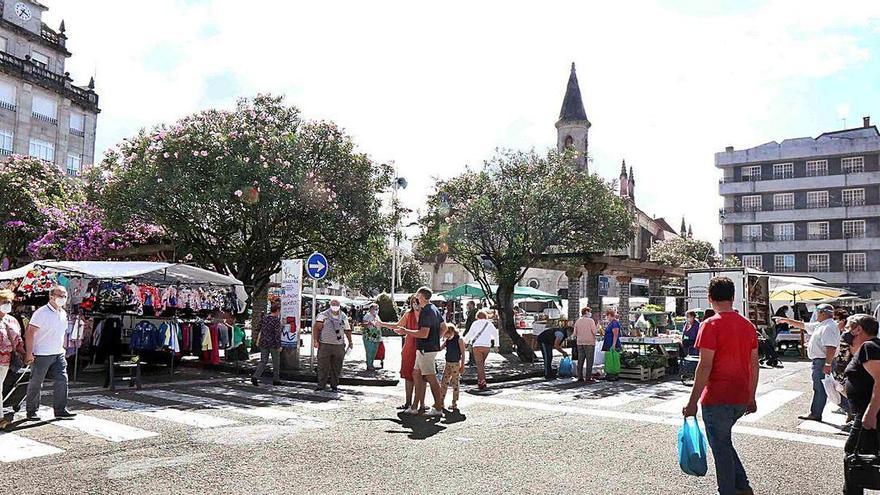 El mercadillo de Ponteareas se celebra cada sábado en la villa del Tea.