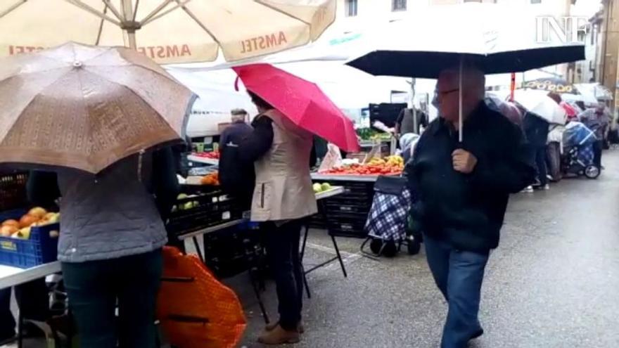 El mercadillo de Cocentaina, bajo la lluvia