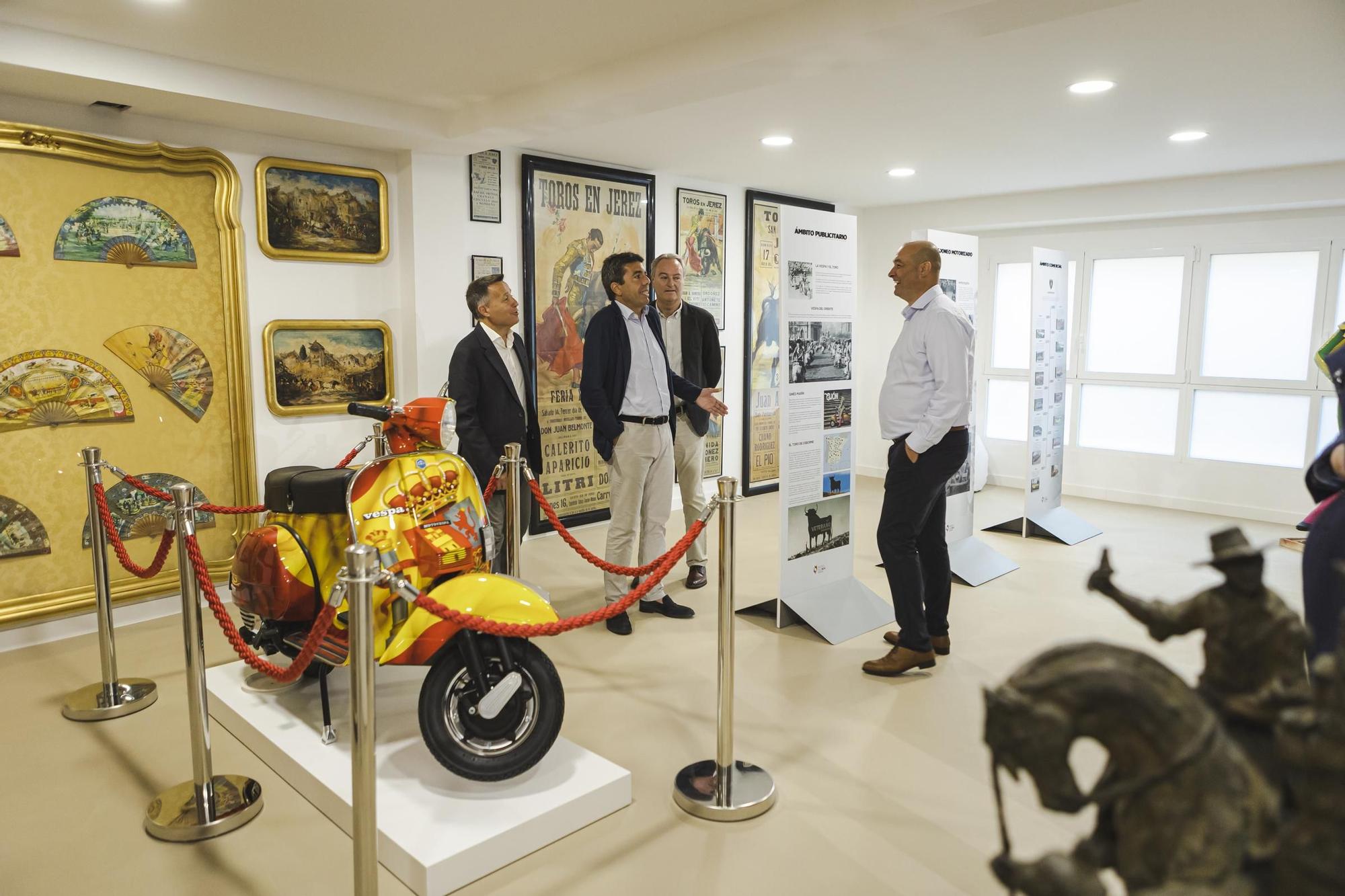 Visita de Mazón, Fabra y Monferrer al Museu del Bou de Burriana