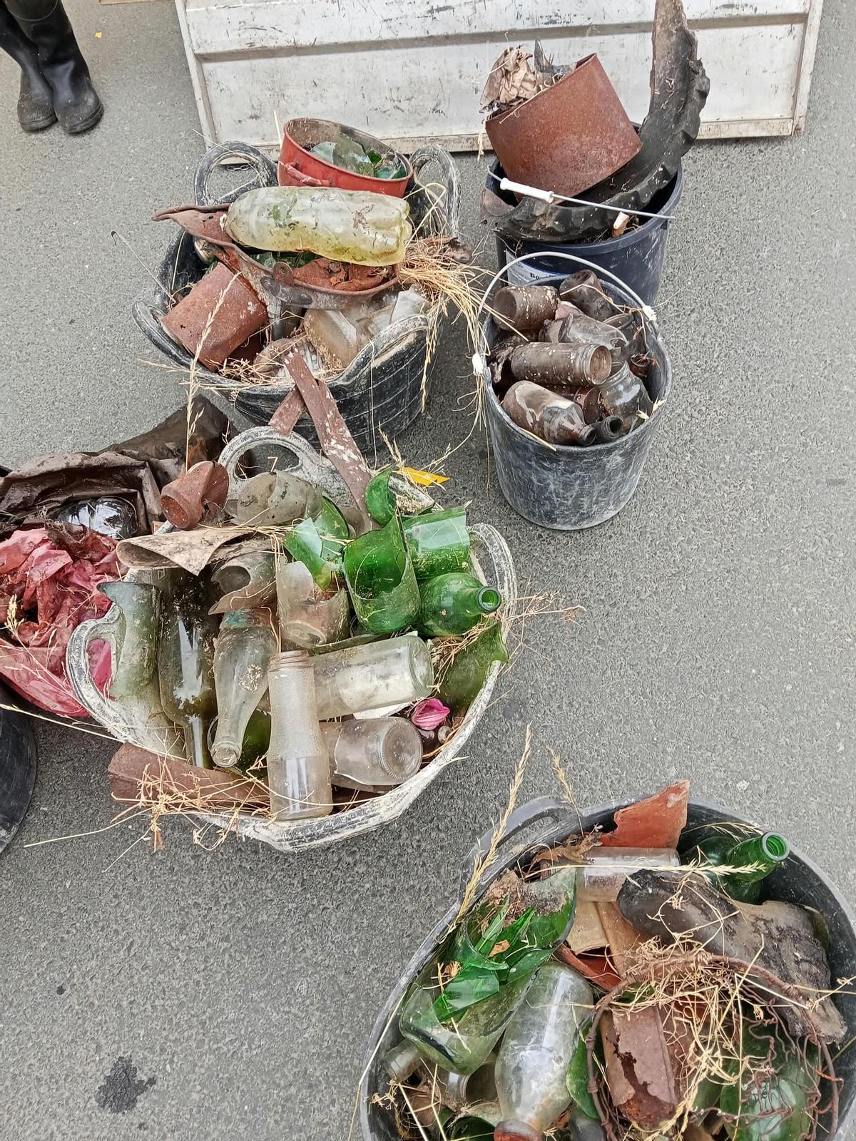 Vecinos de Riofrío se remangan para limpiar las aguas de su río