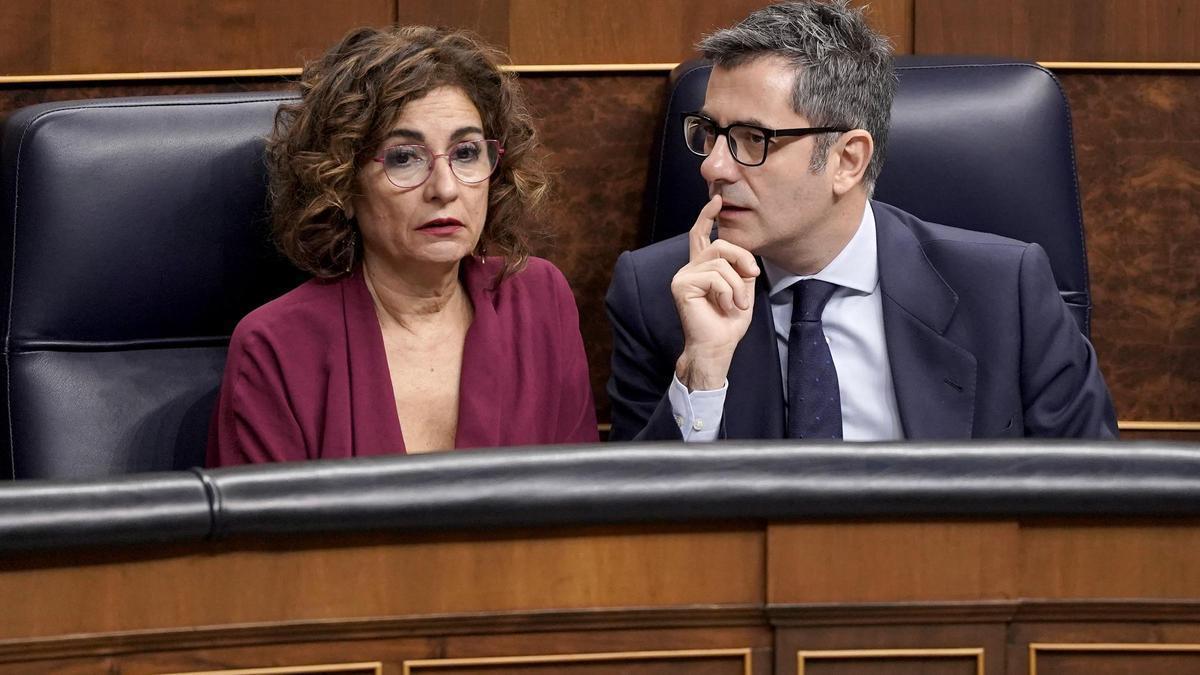 La vicepresidenta primera, María Jesús Montero, y el ministro de Presidencia y Justicia, Félix Bolaños, durante un pleno del Congreso.