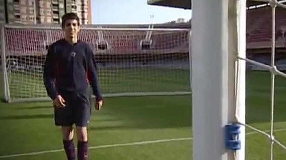 Imatges dels inicis de Cesc Fábregas jugant a futbol amb el Barça quan era adolescent.