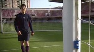 Imatges dels inicis de Cesc Fábregas jugant a futbol amb el Barça quan era adolescent.