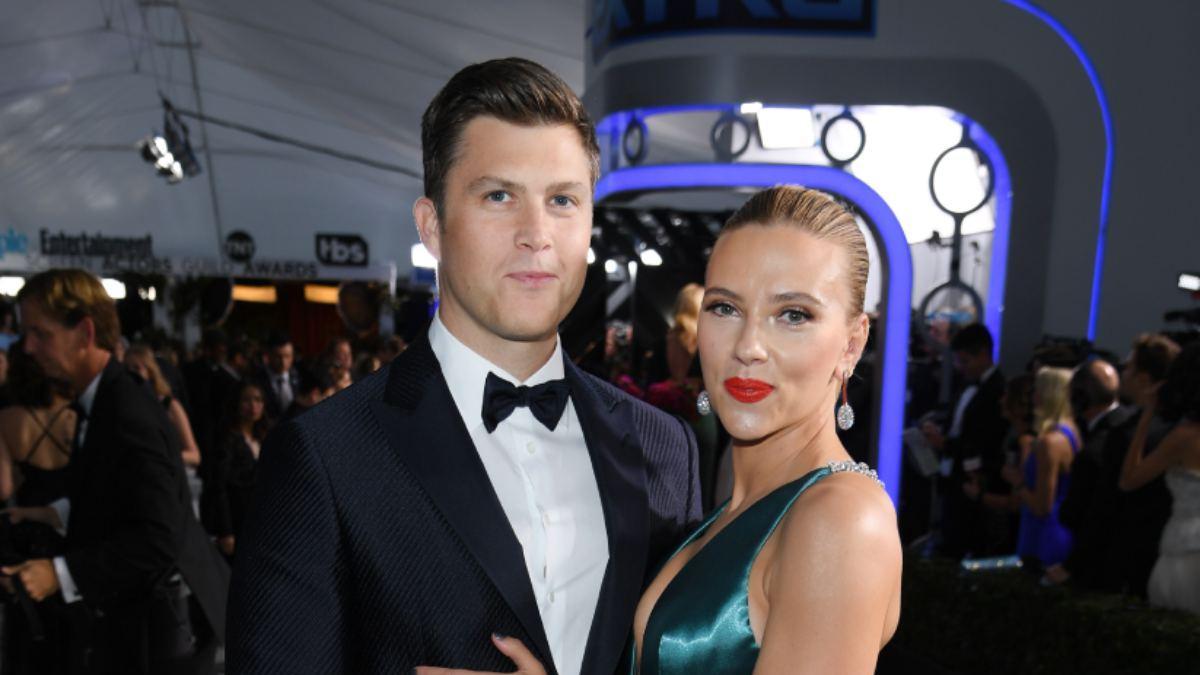 Colin Jost y Scarlett Johansson