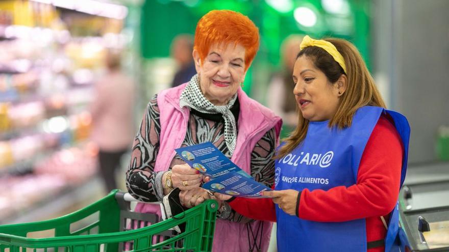 Voluntaria en una tienda de Mercadona durante la Gran Recogida de Alimentos. | MERCADONA