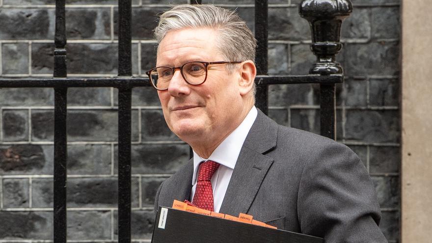 El Gobierno británico inicia una oleada de deportaciones de inmigrantes para frenar el auge de la derecha populista