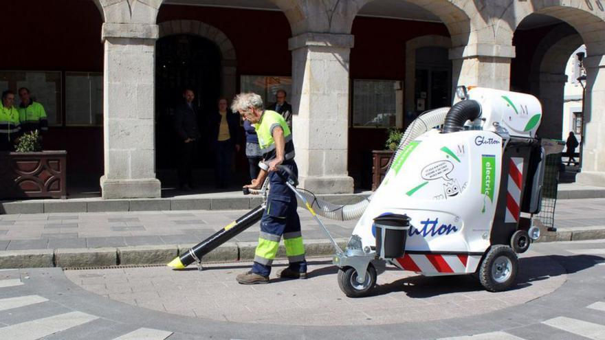 Un empleado municipal con una máquina limpiadora, en la plaza del Ayuntamiento de Mieres. | LNE