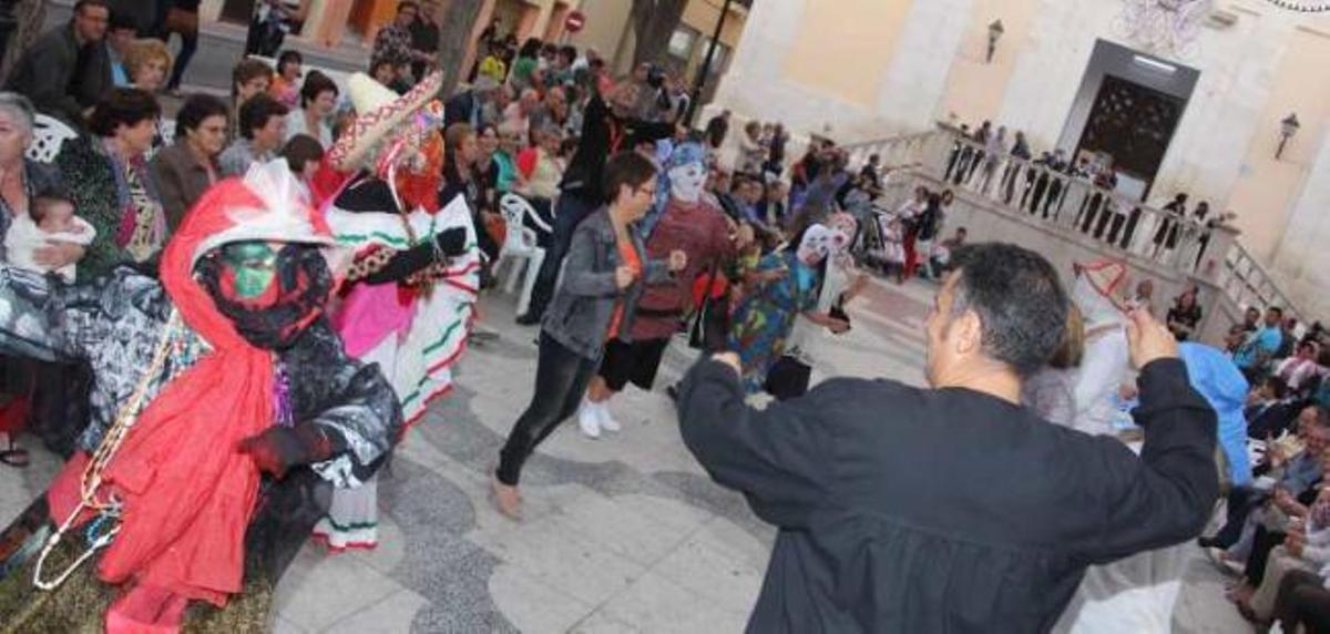 Los participantes cubiertos con la «carassa» en la plaza de Baix de Petrer.