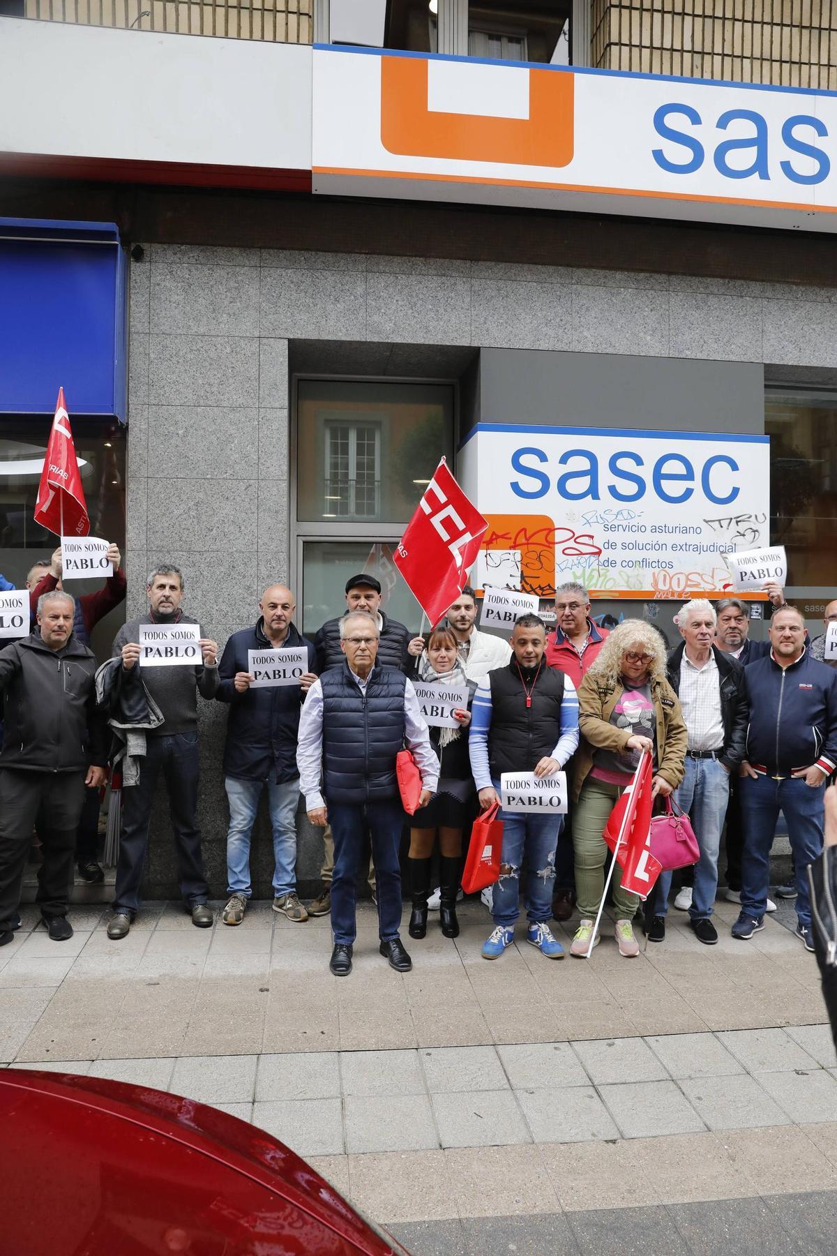 Conductores de bus del Nalón, ante el SASEC, esta semana.