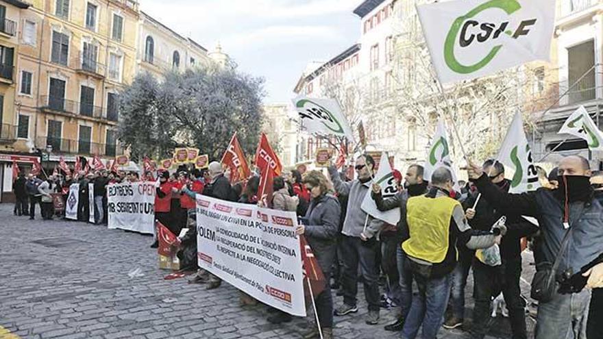 Los funcionarios municipales se han manifestado en varias ocasiones reclamando la recuperación de sus derechos.