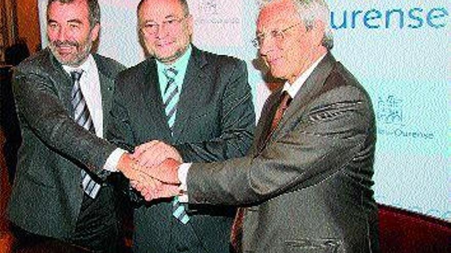 Alberto Gago, Francisco Rodríguez y Julio Fernández Gayoso, ayer tras la firma del convenio. / iñaki  osorio