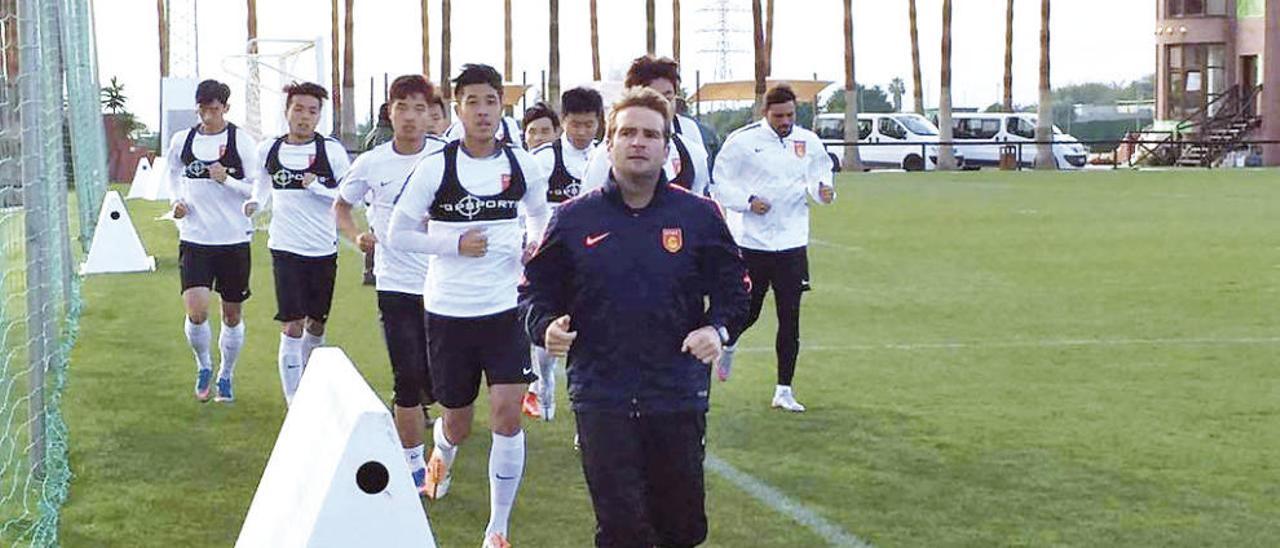 Félix Fernández corre al frente de la plantilla del Hebei, en la pretemporada realizada en Marbella. // FdV