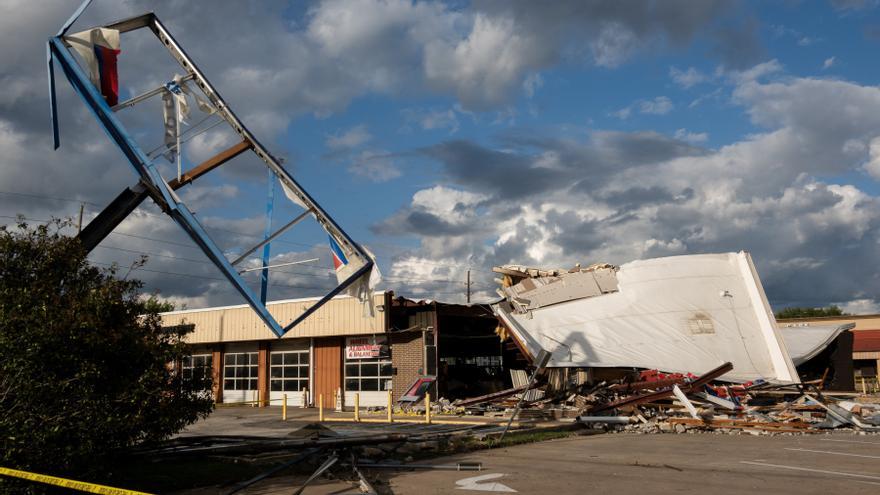 Destrucción causada por el paso de un tornado en EEUU.