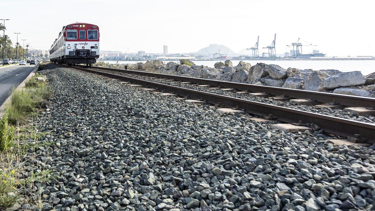 Imagen las vías del tren a su paso por la primera línea de la costa en Alicante.