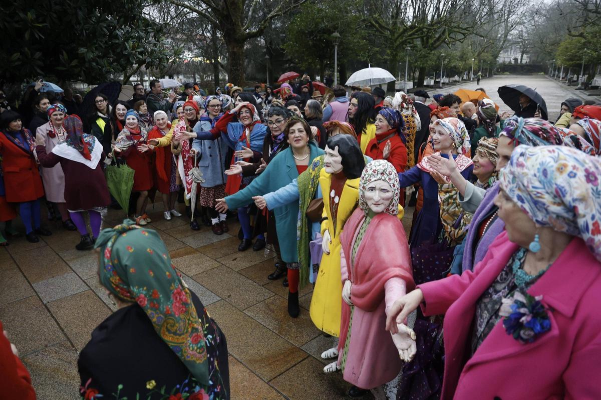 A comparsa de Maruxas e Coralias enche Compostela de cor