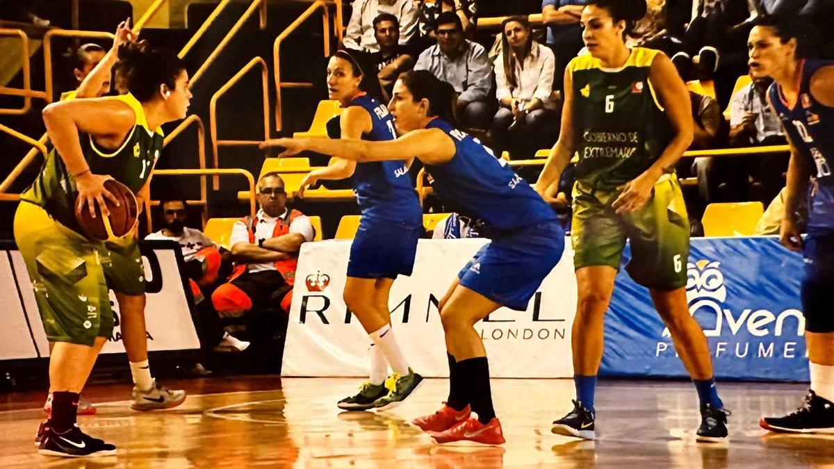 La jugadora, amb la pilota a les mans, en un partit entre l’Al-Qázeres i el Perfumerías Avenida de Lliga Femenina Endesa.