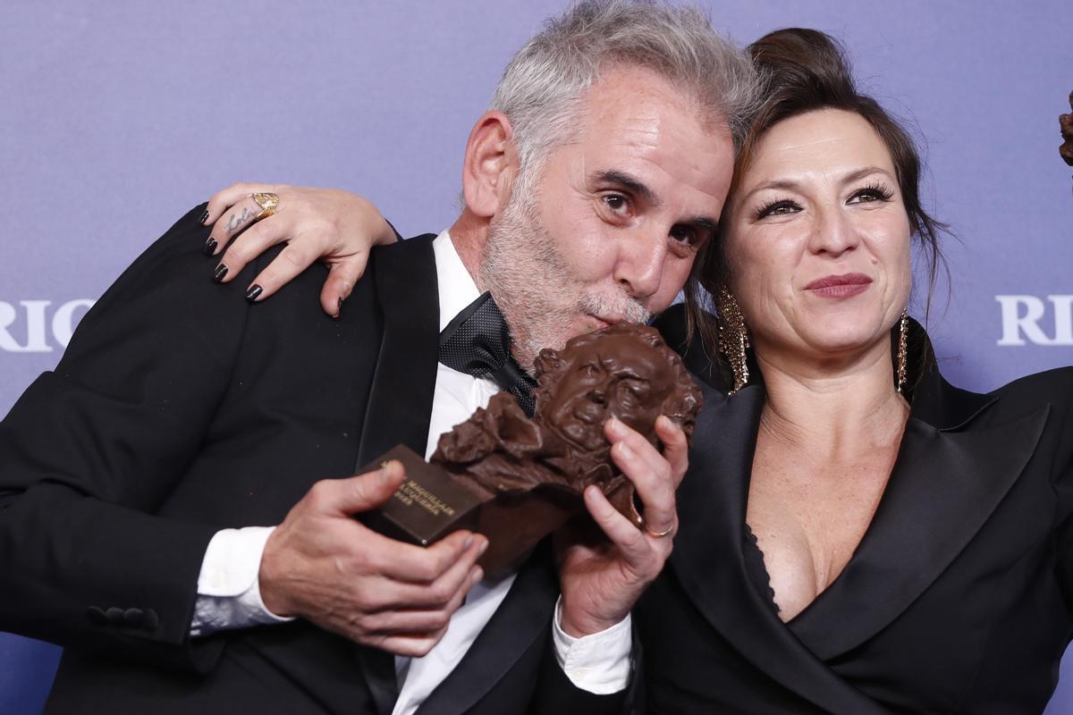 SEVILLA 11/02/2023.- Los maquilladores Yolanda Piña y Felix Terrero tras recibir el premio a mejor maquillaje y peluquería por su trabajo en Modelo 77 durante la gala de la XXXVII edición de los Premios Goya que se celebra este sábado en el Palacio de Congresos y Exposiciones FIBES de Sevilla. EFE/Jorge Zapata.