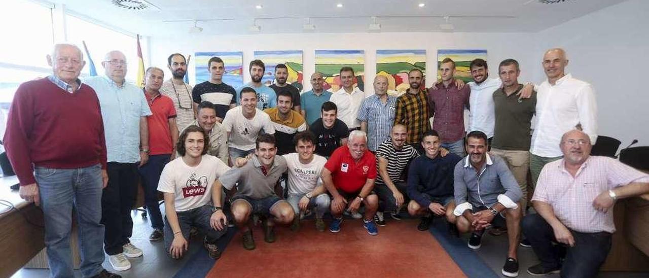 Jugadores y cuerpo técnico del Marino de Luanco y del Podes C.F. junto a Jorge Suárez García, alcalde de Gozón.