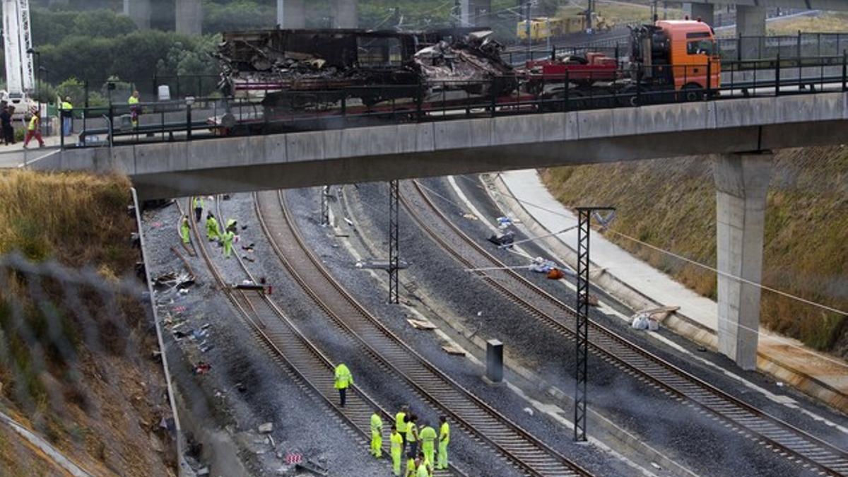 Operarios de Adif inspeccionan la zona del descarrelamiento, el jueves en Santiago.