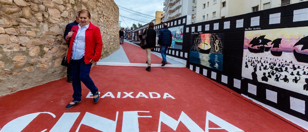 Bajada peatonal con temática de cine.