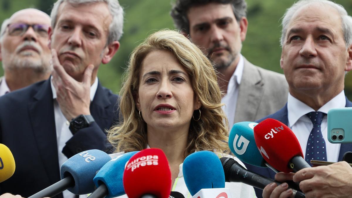 Raquel Sánchez, en la zona del derrumbe del viaducto de O Castro.