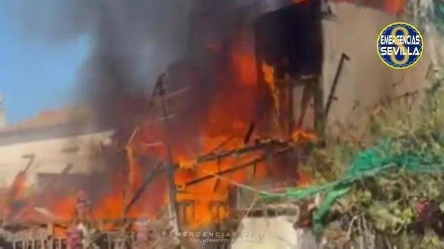 Vídeo |  Bomberos sofocan el incendio en la calle Francos originado este Lunes Santo