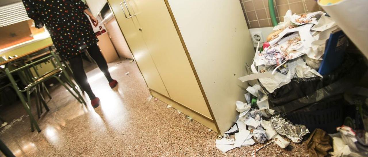 Las papeleras del interior de las aulas acumulan suciedad y gérmenes desde hace días.