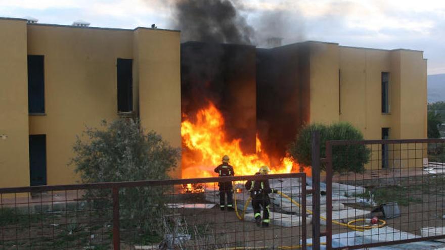 Dos bomberos del Consorcio, durante la extinción del incendio del antiguo centro de menores.