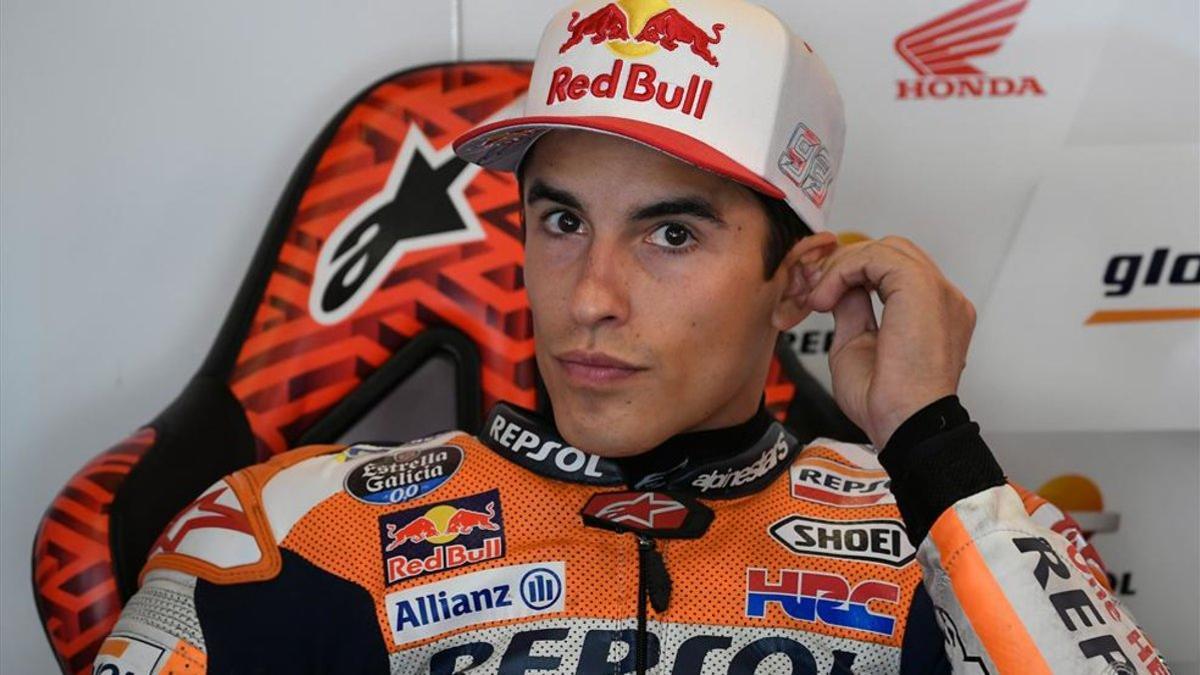 Márquez, sentado y pensativo, en su box